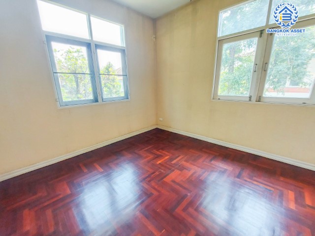 *****บ้านเดี่ยวมือสอง ม.มณีรินทร์ เลคแอนด์พาร์ค ราชพฤกษ์-ติวานนท์ หน้าโครงการติดถนนใหญ่ บนพื้นที่ 94.1 ตร.ว. ฟังก์ชัน 3 ห้องนอน 3 ห้องน้ำ จอดรถได้ 2 คัน บ้านสวยพร้อมอยู่ ทำเลเข้า-ออกเมืองสะดวก เชื่อมต่อถนนหลายเส้นทาง ใกล้เซ็นทรัล แจ้งวัฒนะ และทางด่วนศรีสมาน